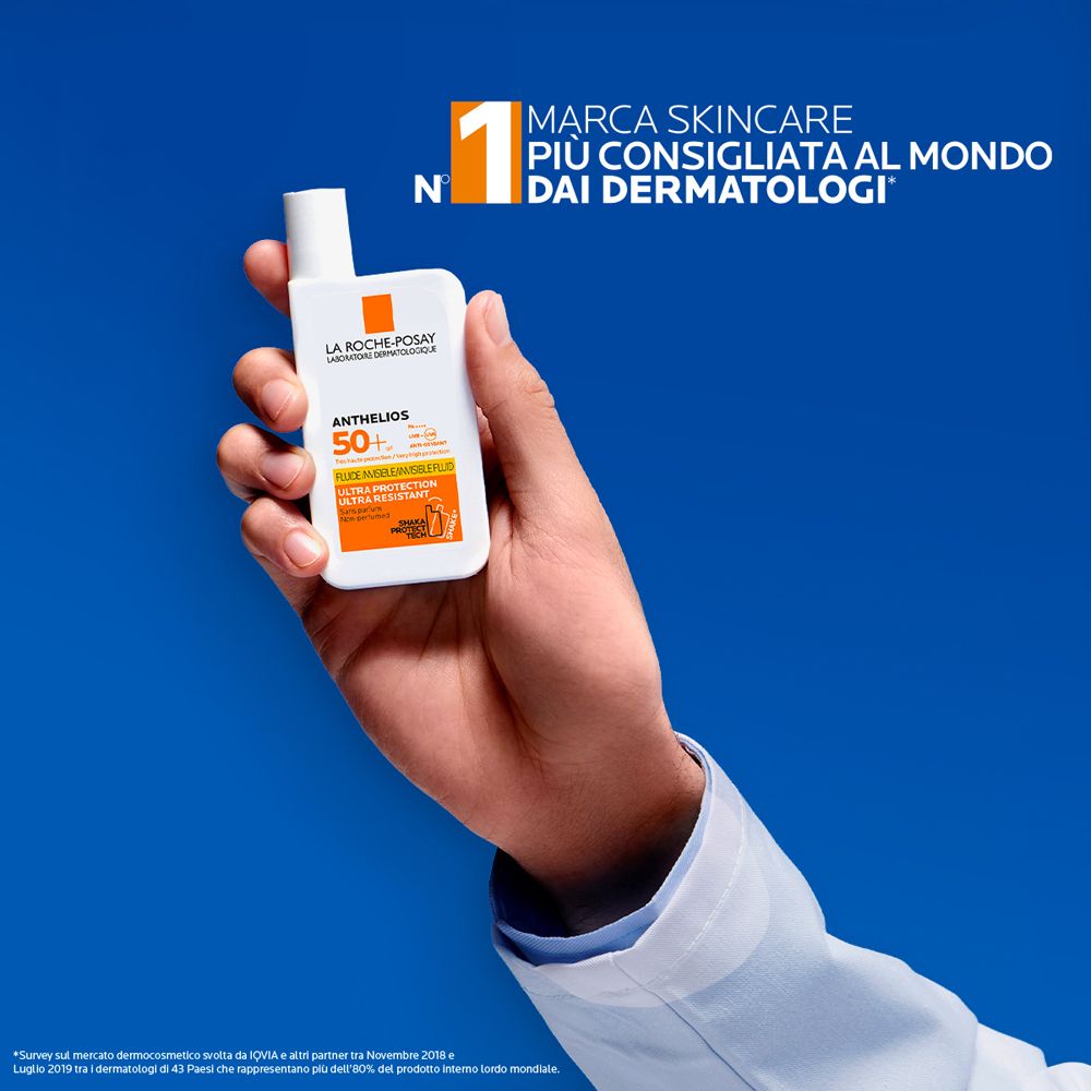 La Roche-Posay Anthelios UVMUNE 400. Crema solare in mano. N.1 raccomandato dai dermatologi.