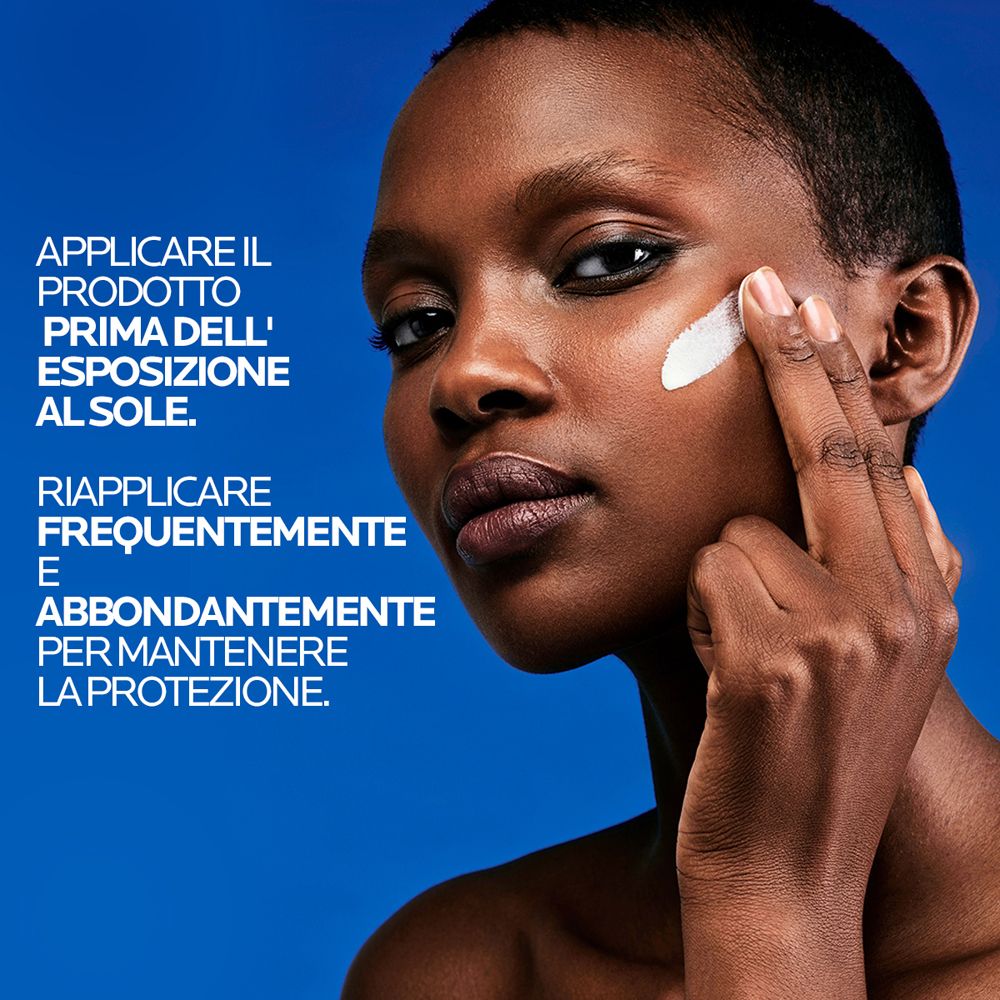 Donna applica crema solare. Applicare prima dell'esposizione al sole. Riapplicare frequentemente per la protezione.