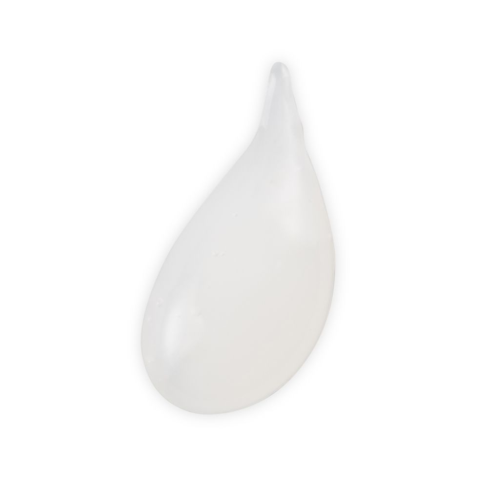 Goccia di liquido trasparente. Su sfondo bianco. Sono visibili la consistenza e la forma del liquido.