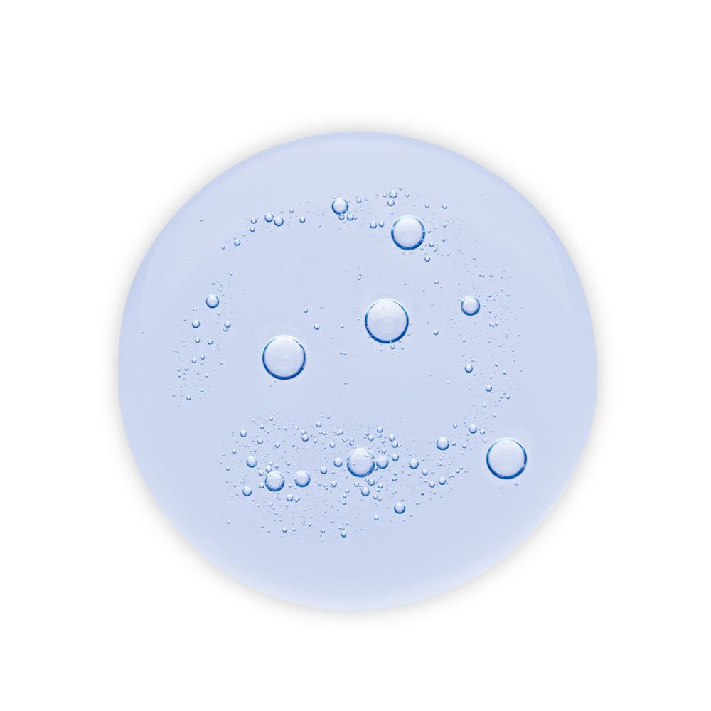 Primo piano di bolle di liquido blu. Forma rotonda, colore chiaro.
