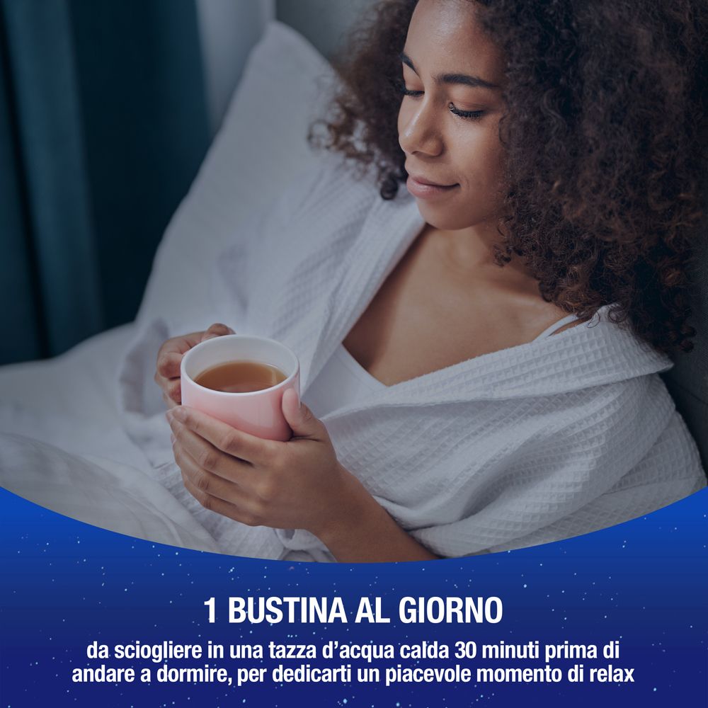 Donna a letto beve tè. Testo: 1 BUSTINA AL GIORNO (1 bustina al giorno).