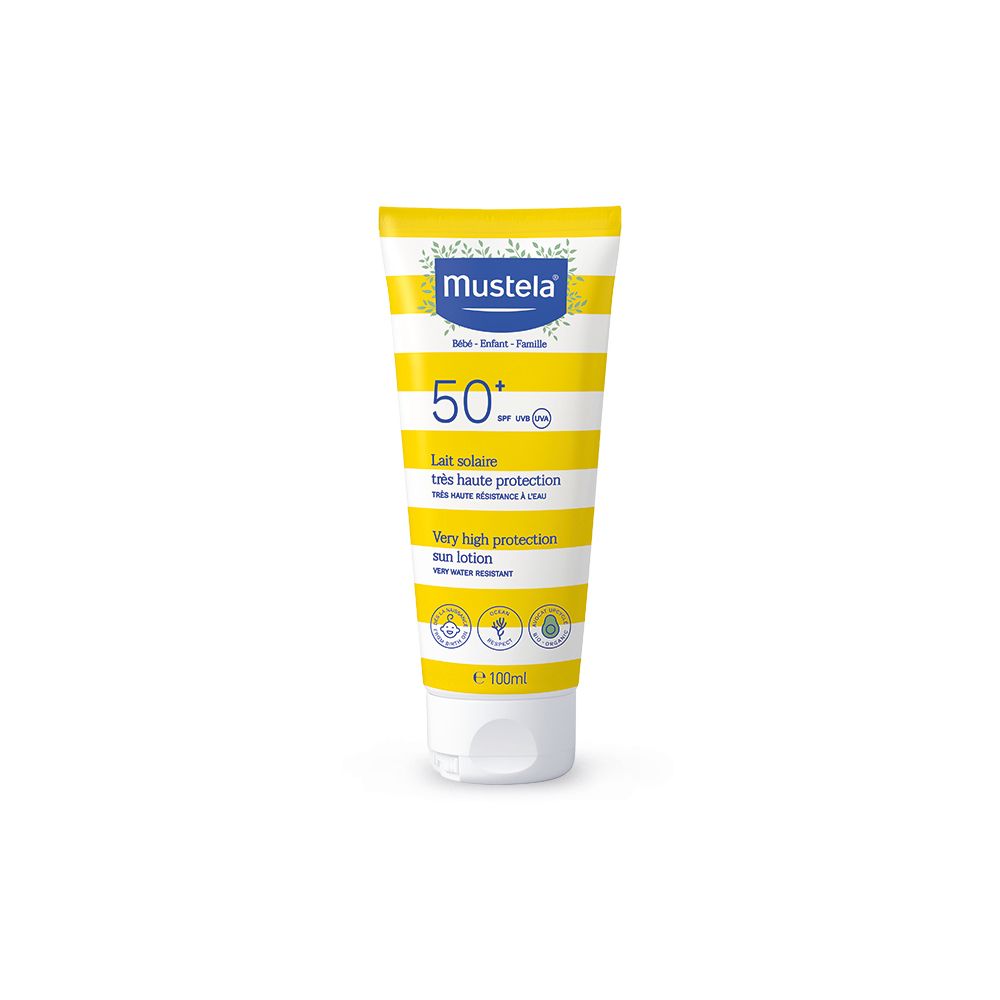 Tubo giallo di crema solare. Scritta: Mustela, 50+, Lait solaire, protezione molto alta. Tappo bianco.