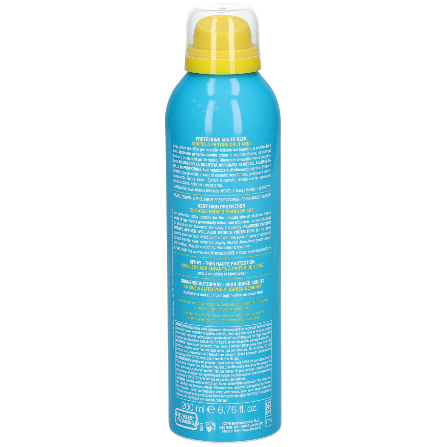 Retro di un flacone spray turchese. Erogatore giallo. Testo in più lingue. Nome del prodotto illeggibile.
