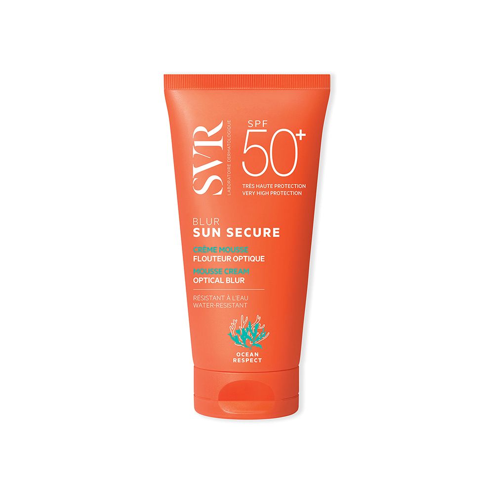 Tubo arancione SVR SUN SECURE Blur SPF50+. Testo: Optical Blur, Resistente all'acqua. Logo: Ocean Respect.