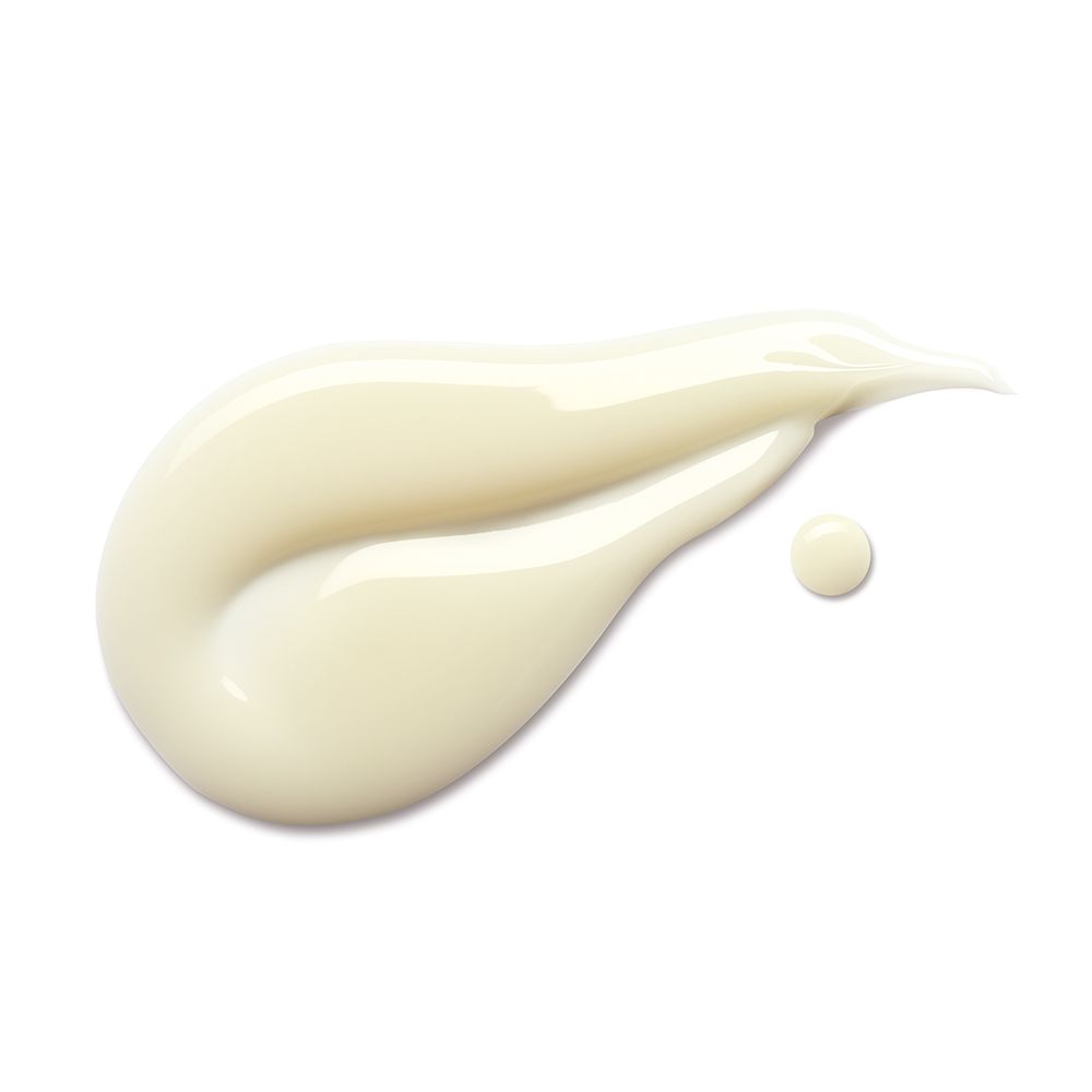 Macchia di siero color crema chiaro con una goccia. Su sfondo bianco.