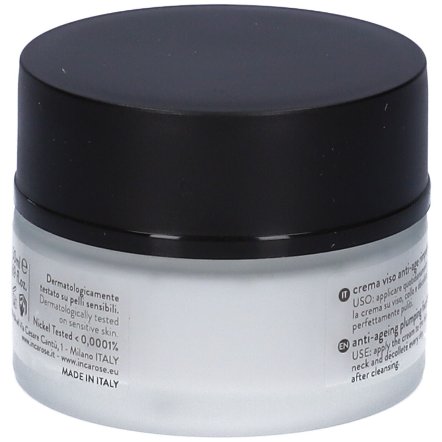 Primo piano di un vasetto di crema con coperchio nero. Testo sui test dermatologici e l'origine.