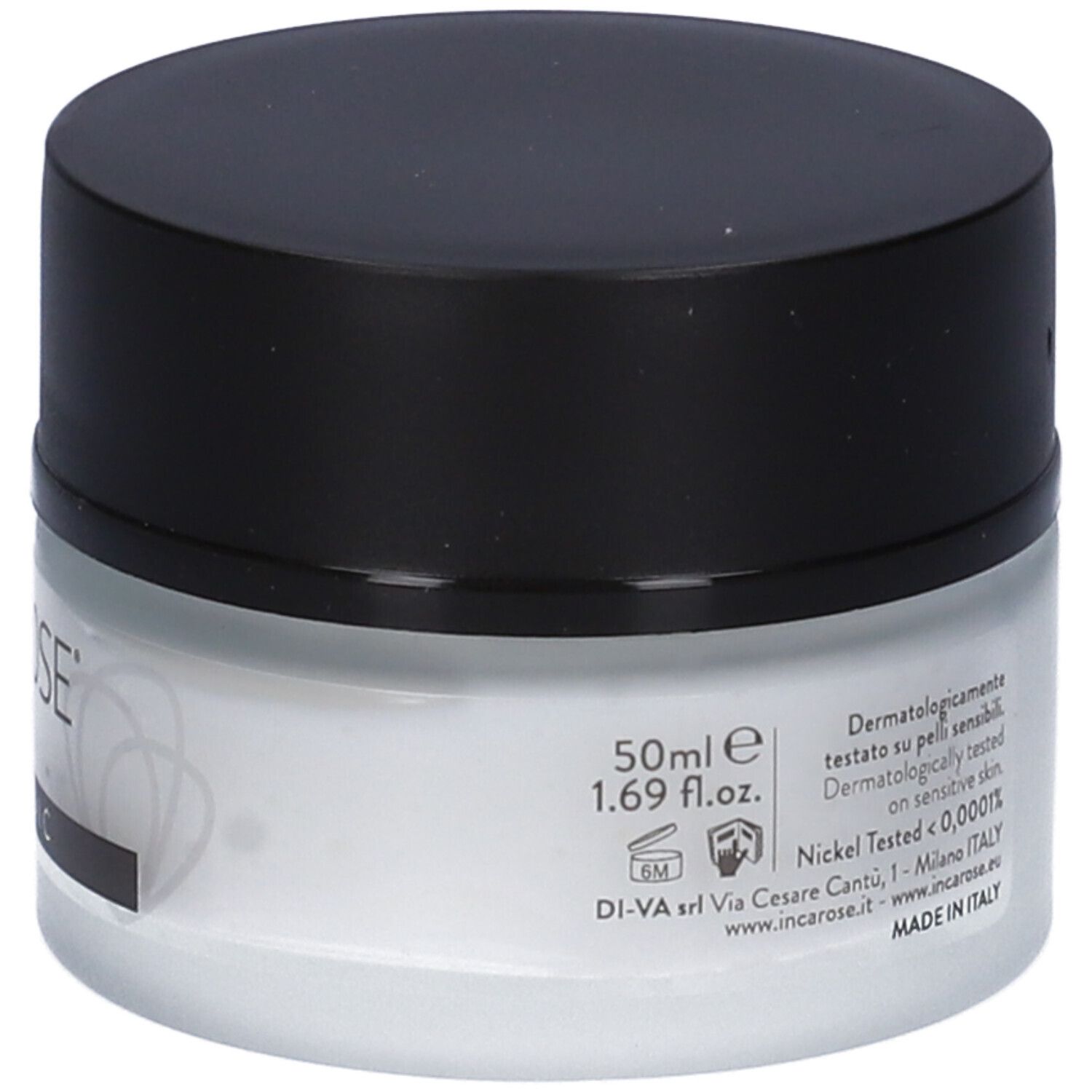 Primo piano di un vasetto di crema con coperchio nero. Scritta: 50ml, 1.69 fl.oz. e altre informazioni.