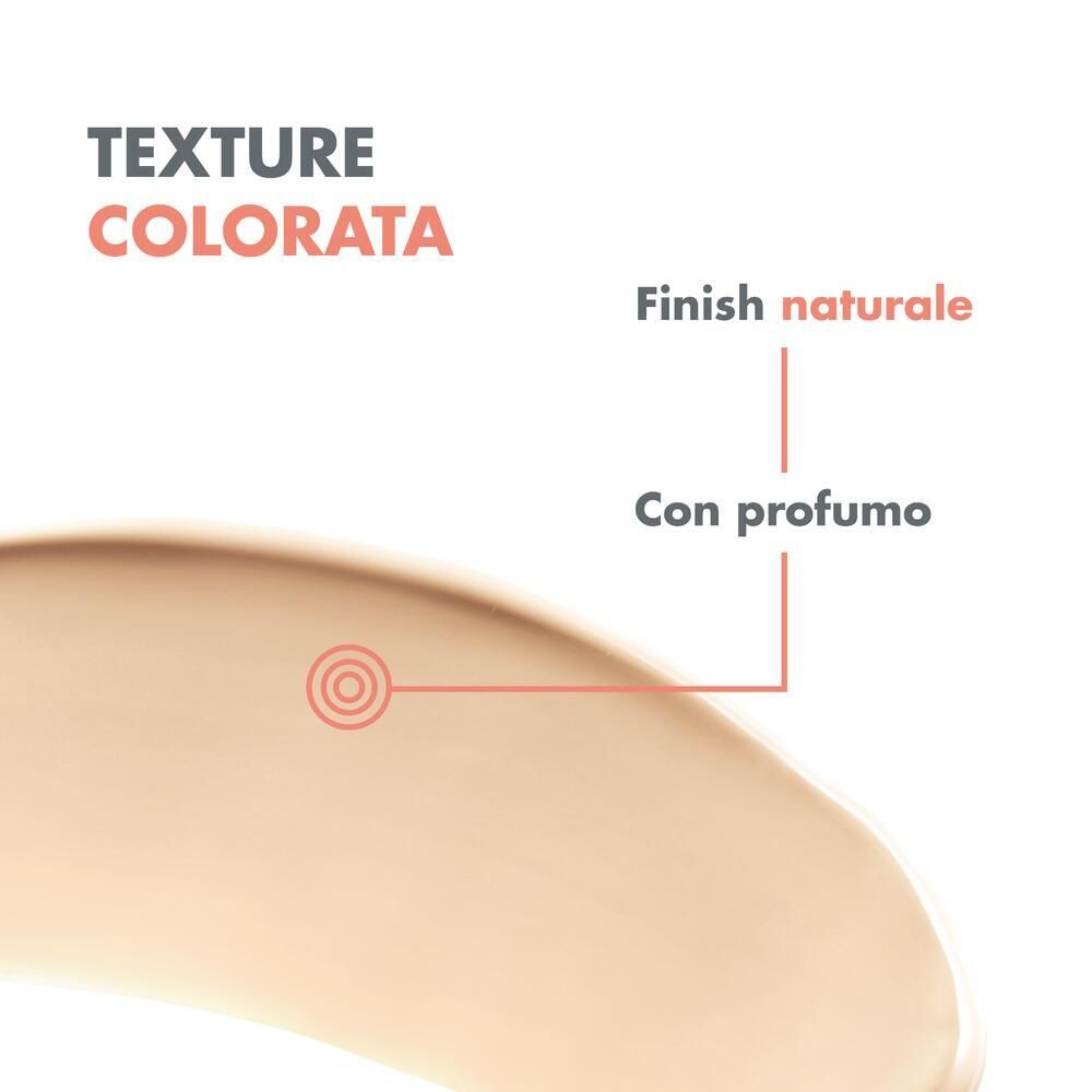 Primo piano della crema colorata. Testo: Finish naturale. Con profumo.