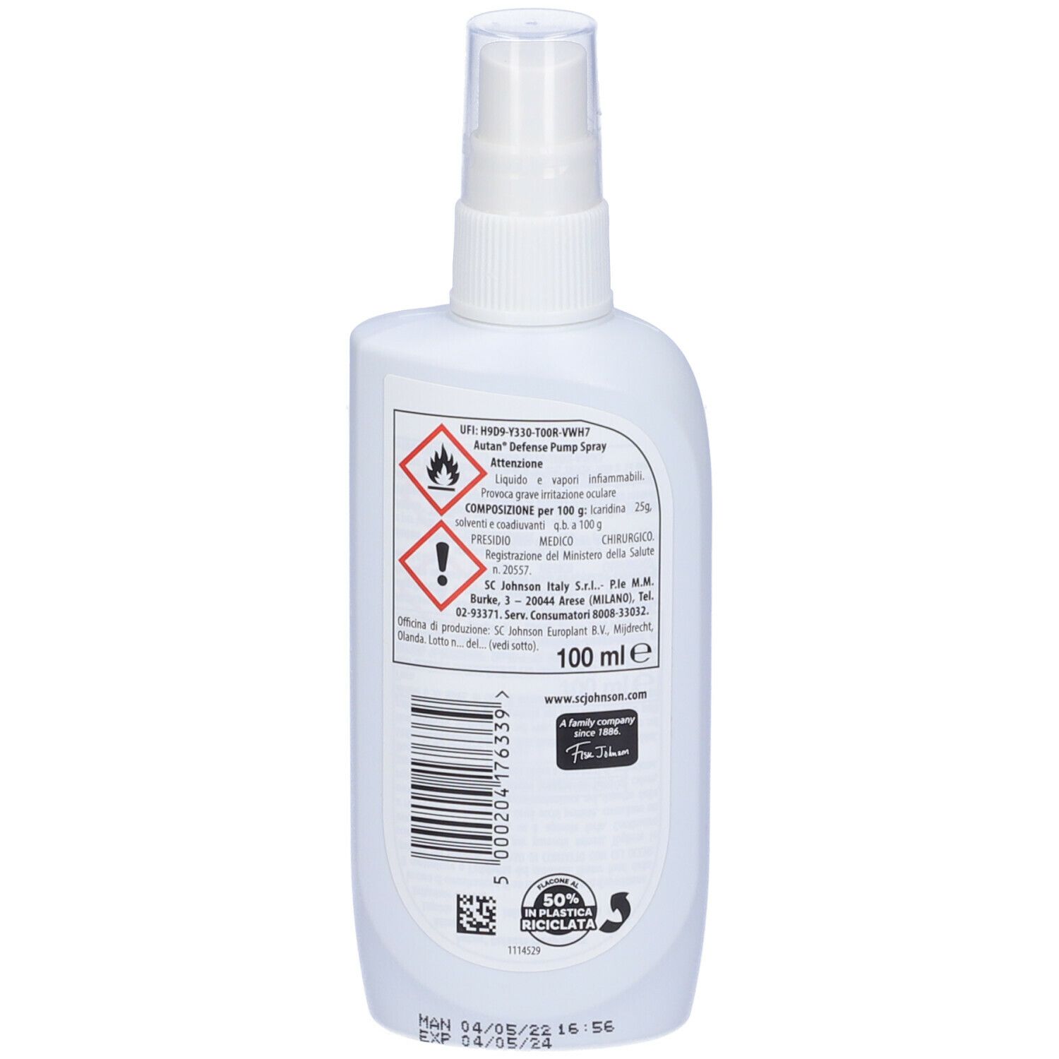 Retro di un flacone spray bianco. Scritte e avvertenze. 100 ml. 50% plastica riciclata. Da consumare preferibilmente entro il 04/06/24.