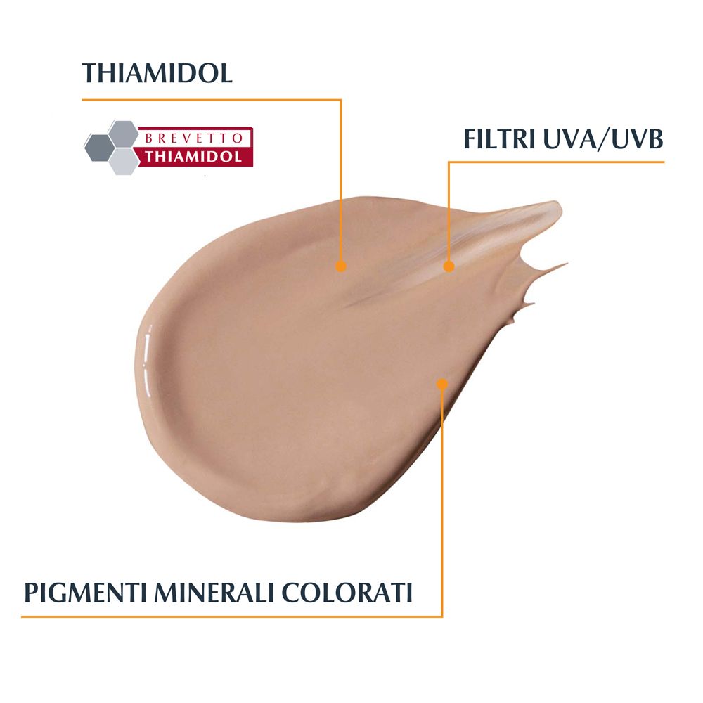 Primo piano di una crema. Etichette: Thiamidol, filtri UVA/UVB, pigmenti minerali colorati.