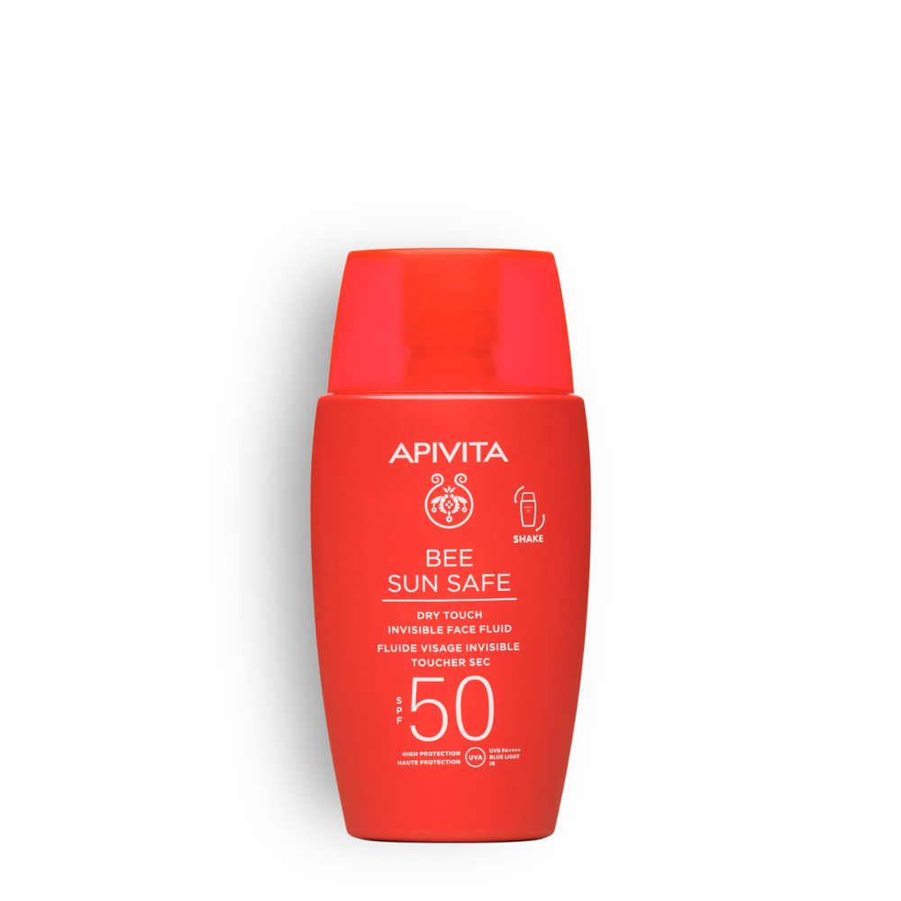 Flacone rosso con tappo rosso. Scritta: APIVITA, BEE SUN SAFE, SPF 50. Texture asciutta.