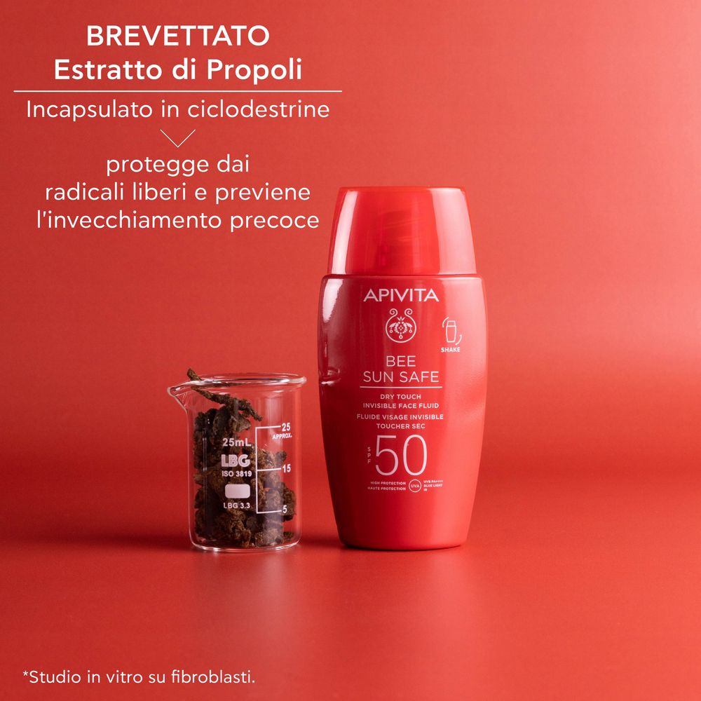 Flacone rosso con tappo rosso. Testo: Estratto di propoli brevettato. Protegge dai radicali liberi e dall'invecchiamento.