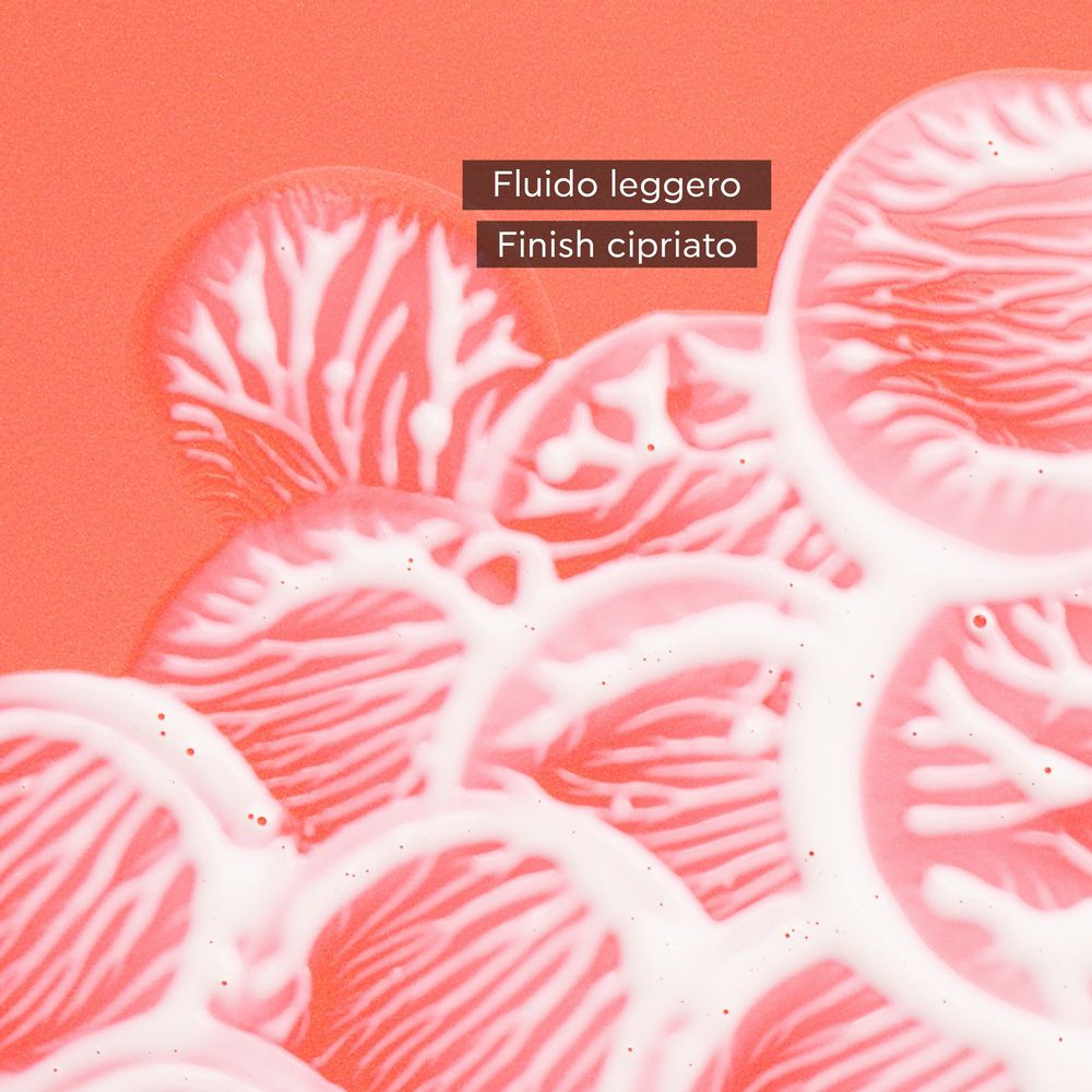 Primo piano di liquidi bianchi. Testo: Fluido leggero. Finitura opaca.