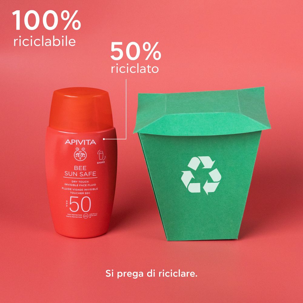 Flacone rosso accanto a un cestino verde. Testo: 100% riciclabile, 50% riciclato. Si prega di riciclare.