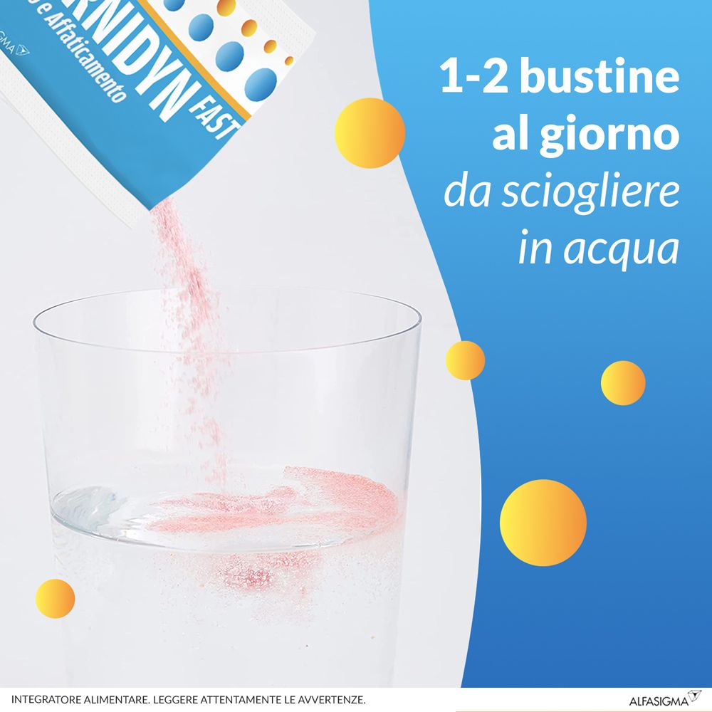 Bustina di Carnidyn Fast versata in un bicchiere d'acqua. Polvere rosa in dissoluzione.