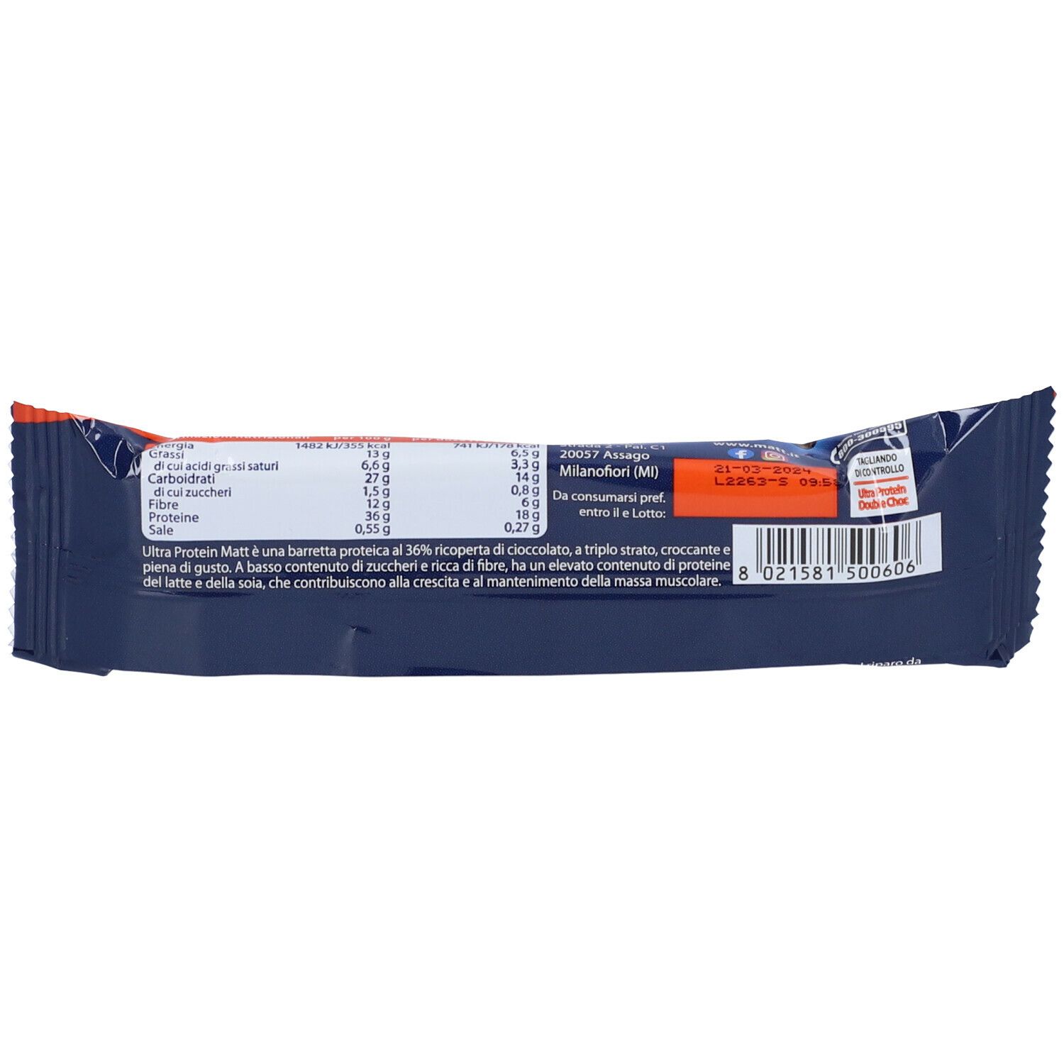 Retro della barretta proteica. Confezione blu con informazioni nutrizionali e testo. Striscia arancione con testo.