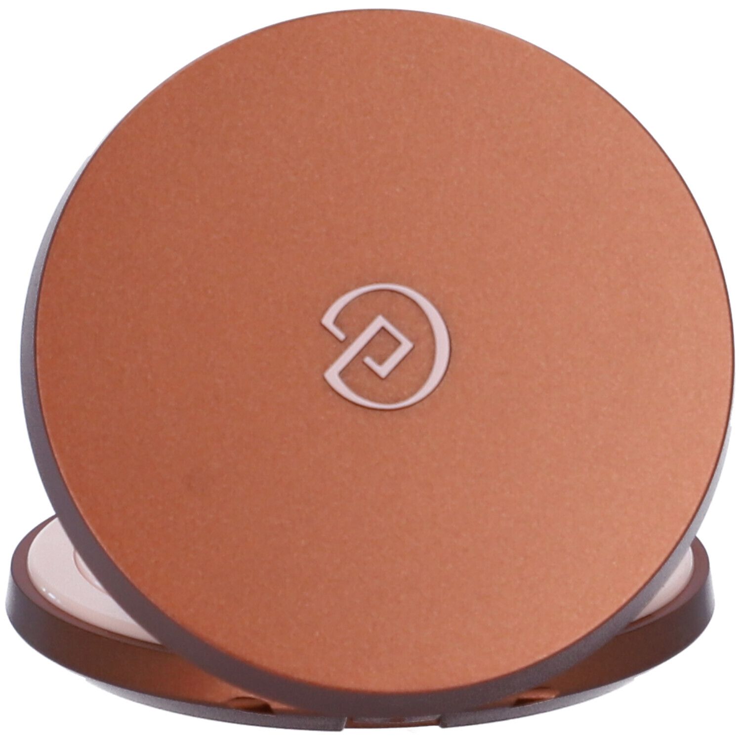 Cipria compatta bronzante rotonda chiusa. Coperchio marrone con logo. Anello interno rosa. Sotto con polvere.