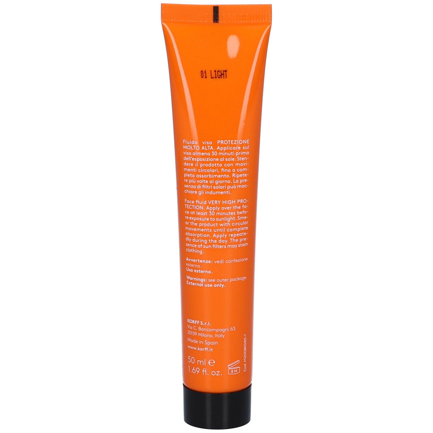 Retro del tubo arancione. Testo: 01 Light, Fluido Viso, SPF 50+, 50 ml. Tappo nero.