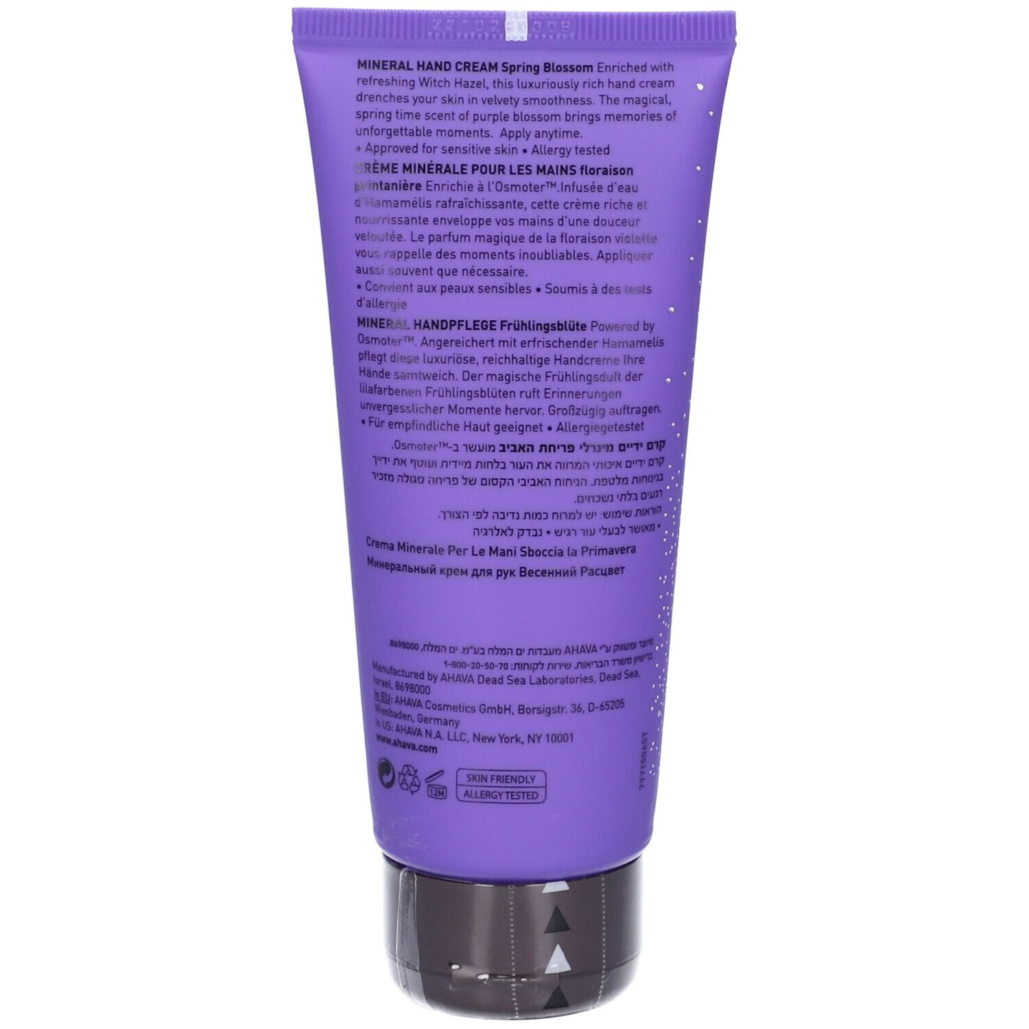 Retro del tubo di crema mani AHAVA. Testo multilingue. Sfondo lilla con punti bianchi.