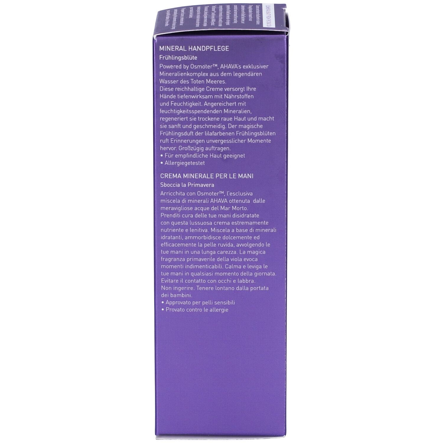 Lato della scatola della crema mani AHAVA. Testo in tedesco e italiano. Sfondo lilla.