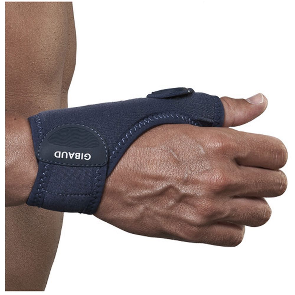 Blaue Handgelenkorthese mit Daumenauflage. Marke Gibaud. Am Handgelenk befestigt.