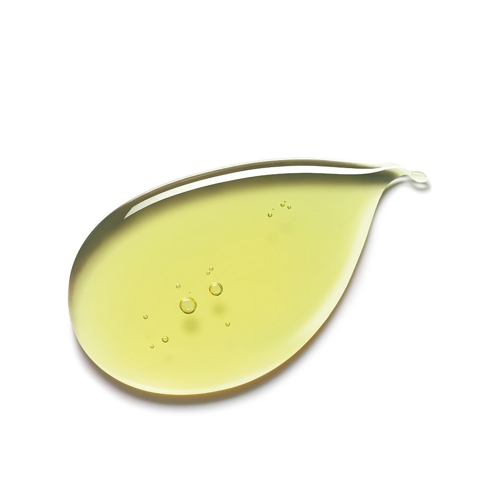 Liquido gelatinoso a forma di goccia. Contiene piccole bolle. Colore giallo chiaro. Su sfondo bianco.