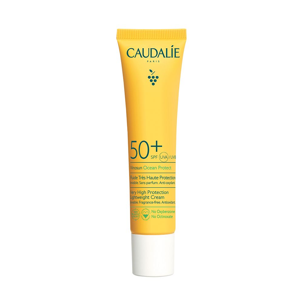 Tubo giallo con tappo bianco. Logo Caudalie e informazioni sul prodotto. SPF 50+.