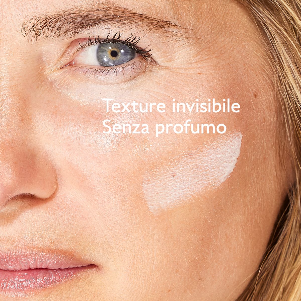Pelle con crema applicata. Texture visibile, senza profumo. Nome del prodotto non visibile.