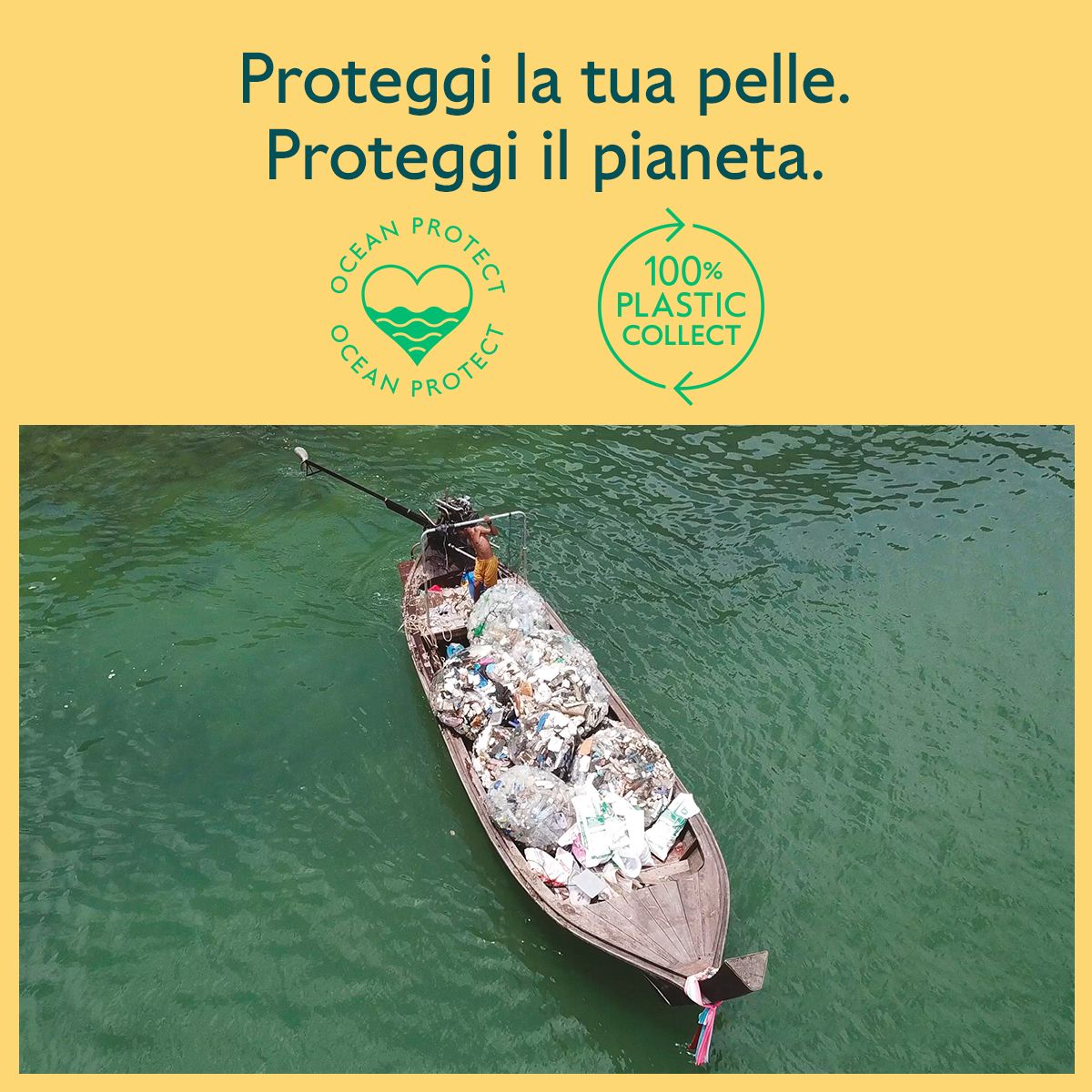 Barca con rifiuti in acqua. Loghi: Ocean Protect, 100% Plastic Collect. Testo: Proteggi la tua pelle, proteggi il pianeta.