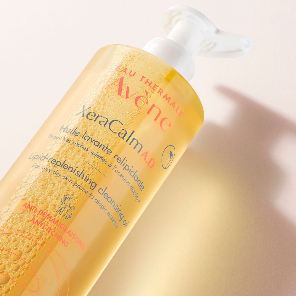 Primo piano del flacone giallo con dosatore. Scritta: Eau Thermale Avène, XeraCalm A.D.