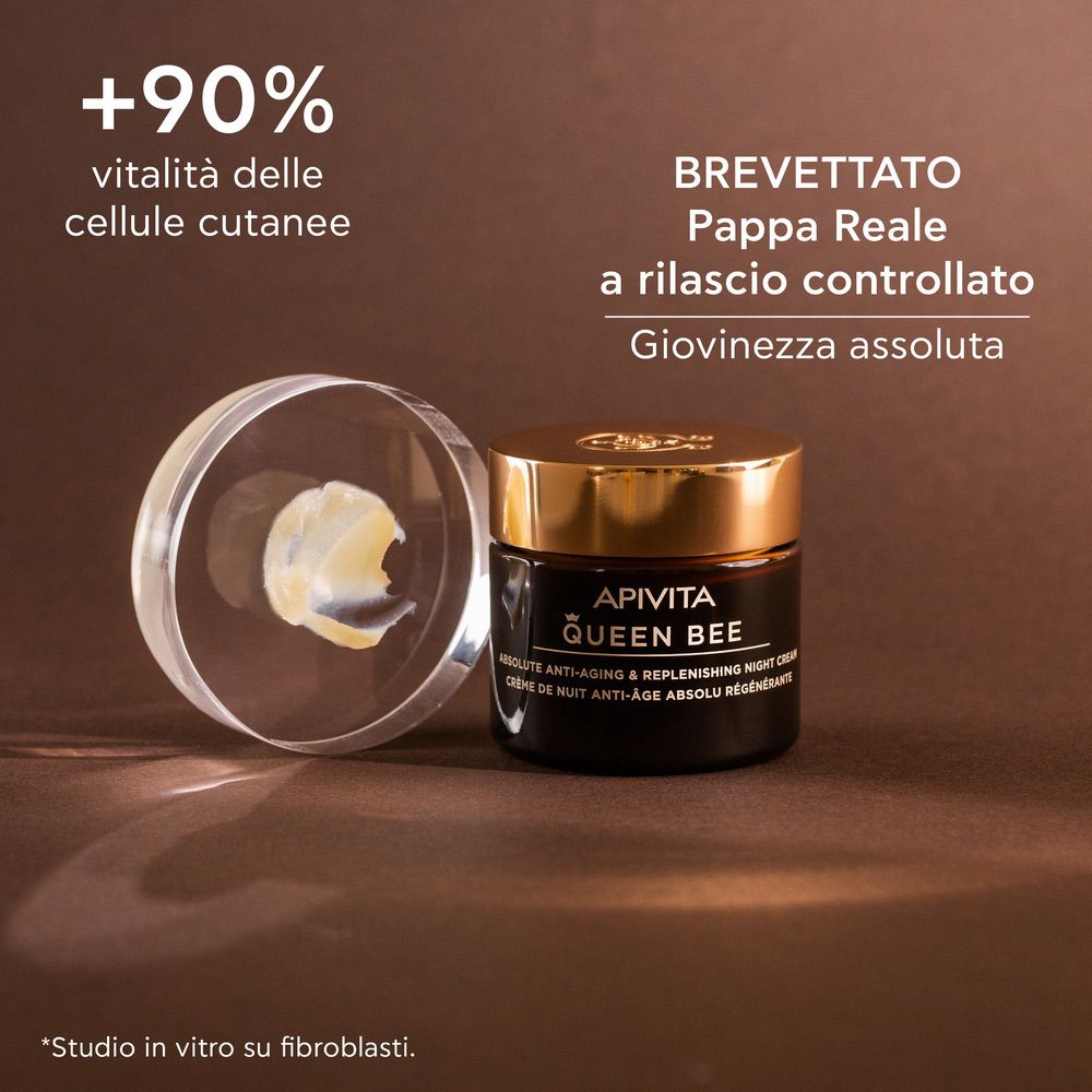 Vaso con crema su vetro. Testo: APIVITA QUEEN BEE, crema notte. +90% vitalità cellule cutanee.