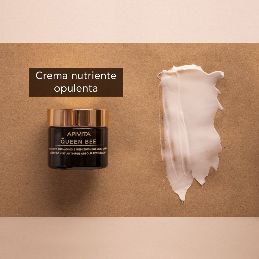 Vaso con crema e strato di crema. Testo: APIVITA QUEEN BEE, crema notte. Crema nutriente opulenta.