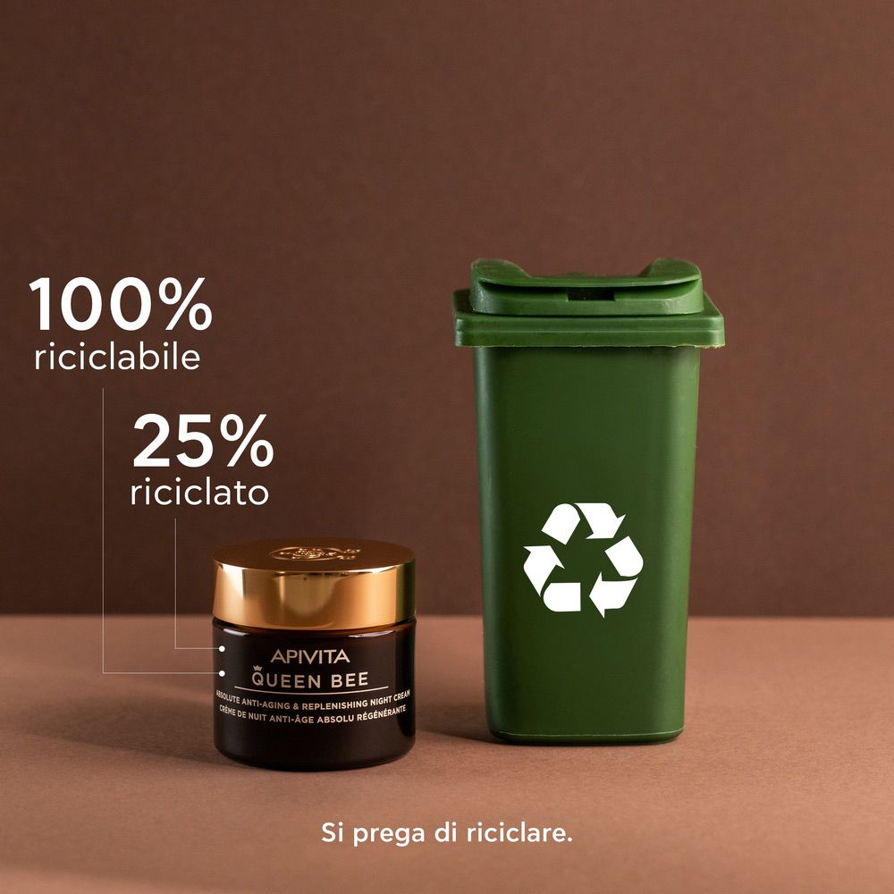 Vaso accanto a un bidone. Testo: APIVITA QUEEN BEE, crema notte. 100% riciclabile, 25% riciclato.