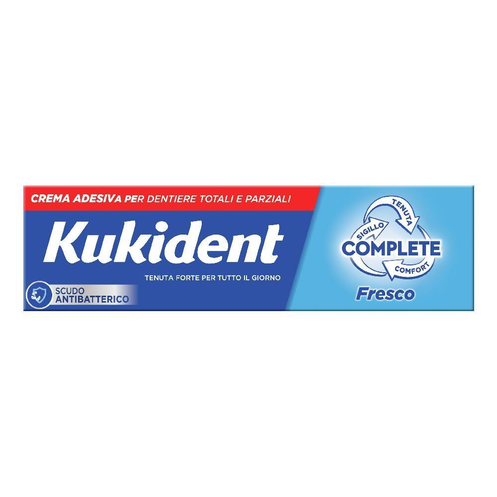 Tubo di crema adesiva Kukident Complete Fresco. Design blu e bianco. Scritto: Complete Fresco. Protezione antibatterica.