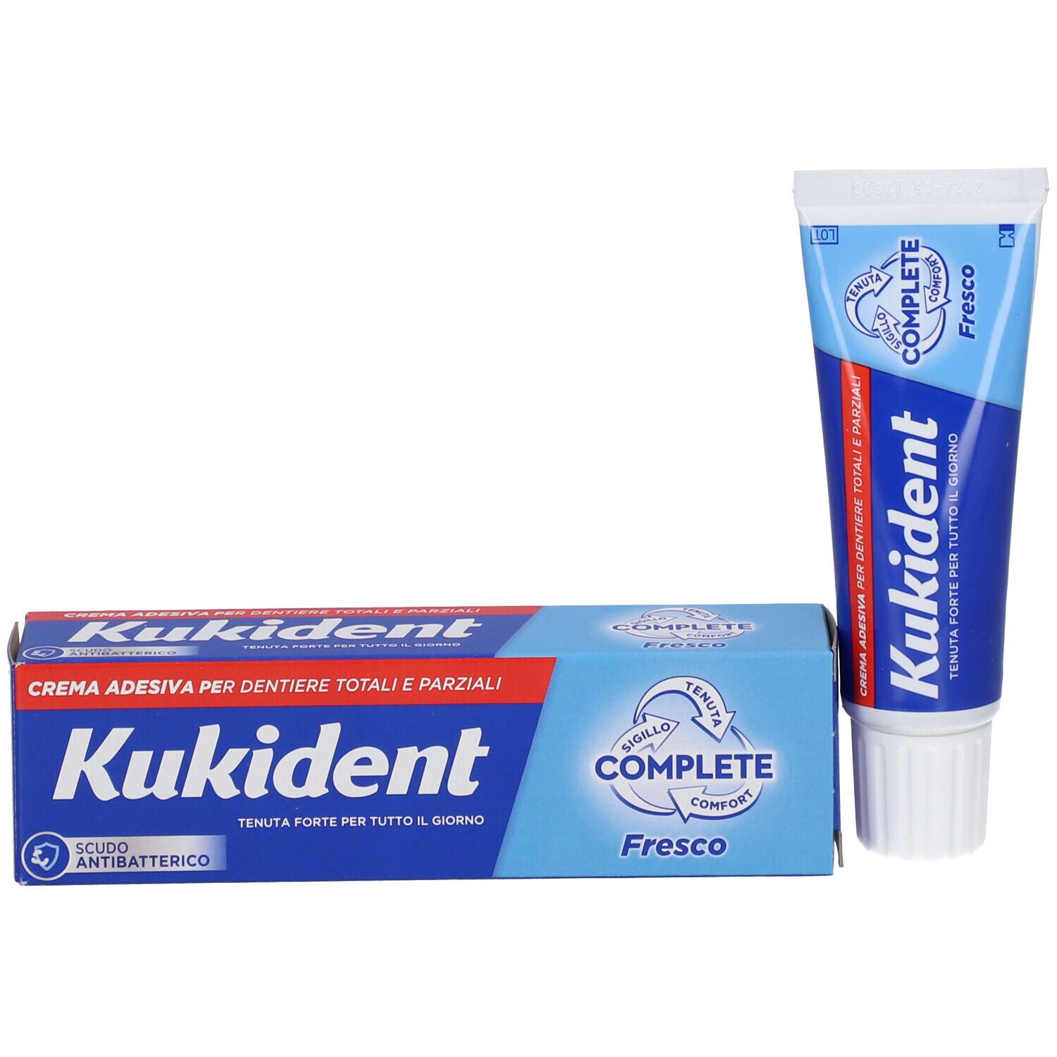 Tubo e confezione Kukident Complete Fresco. Design blu e bianco. Scritto: Complete Fresco. Protezione antibatterica.