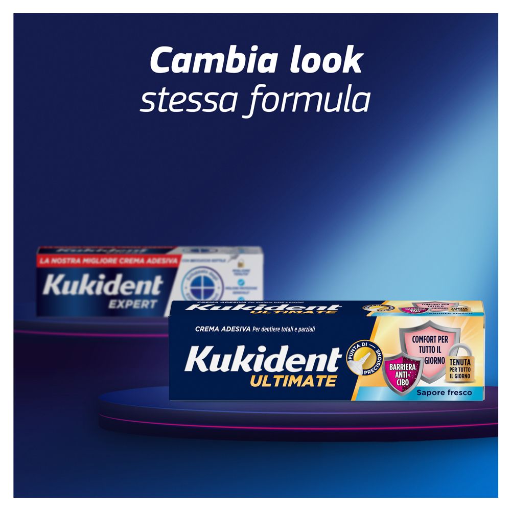 Due scatole Kukident Ultimate. Su piedistallo blu. Testo: Cambia look stessa formula.