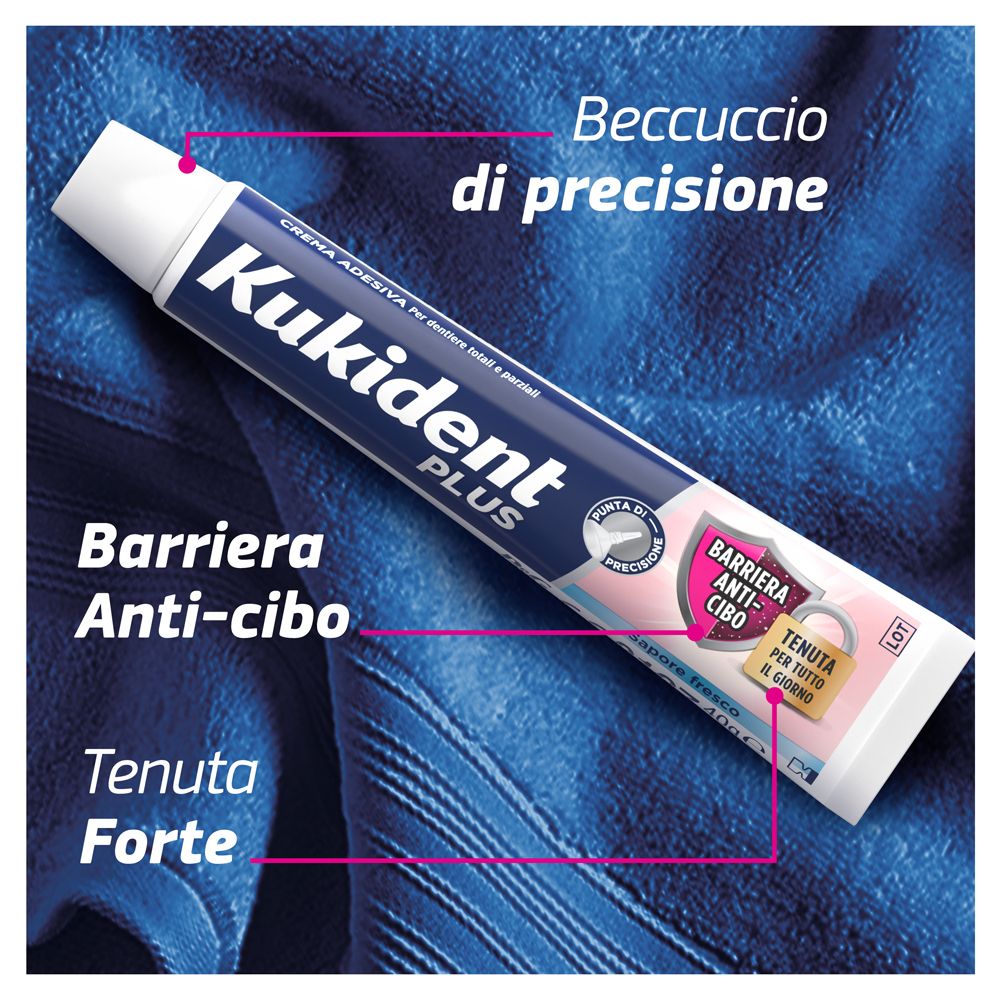 Tube mit Aufschrift: Kukident PLUS. Blaue Tube, rosa Schrift. Präzisionsspitze.