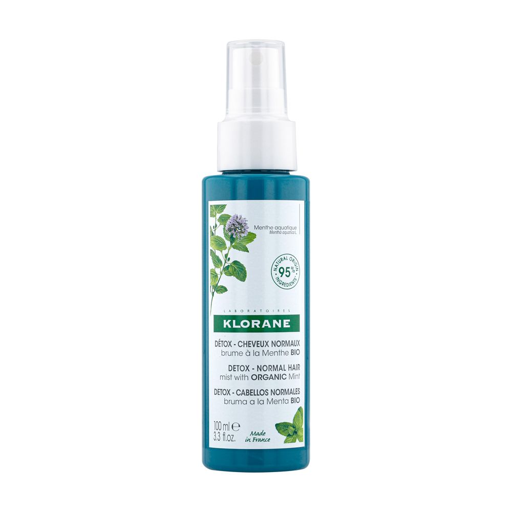 Flacone spray turchese con erogatore bianco. Etichetta con nome prodotto, illustrazione menta e 95% ingredienti naturali.