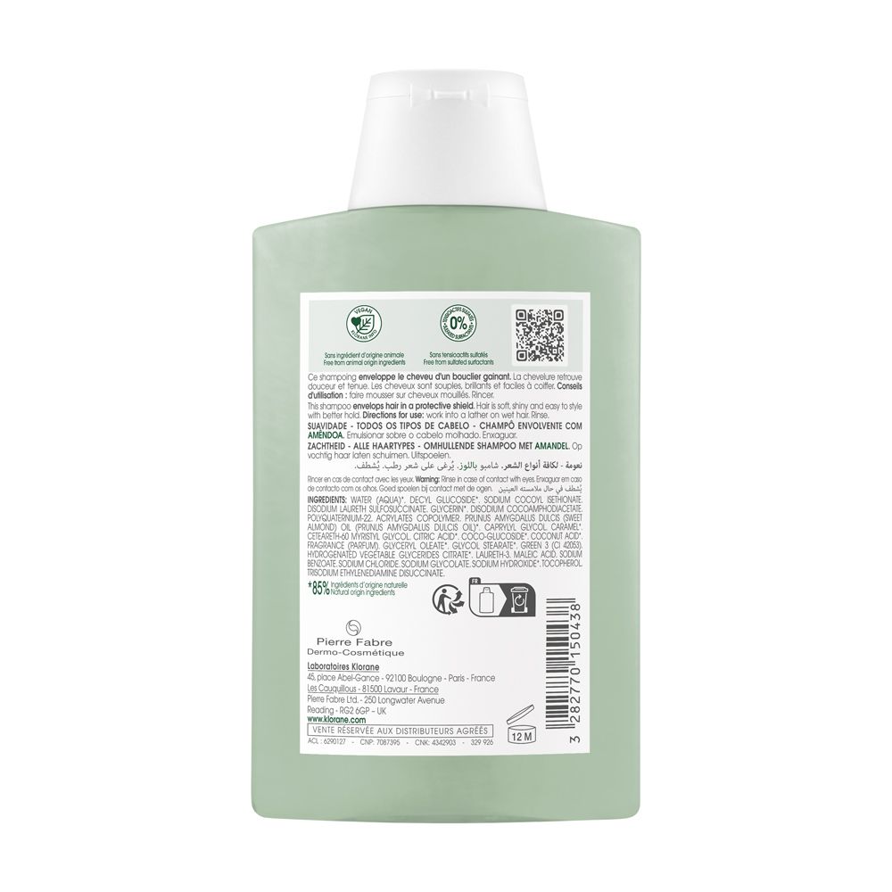 Grüne Shampoo-Flasche, Rückseite. Text: Inhaltsstoffe, Anweisungen, Logos. Hersteller- und Recycling-Informationen.