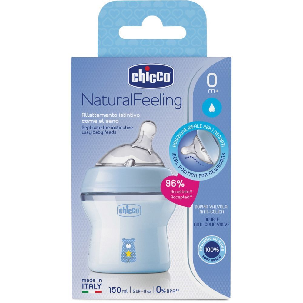 Biberon blu chiaro in confezione. Tettarella trasparente. Marchio Chicco, NaturalFeeling. Informazioni sul prodotto sulla confezione.