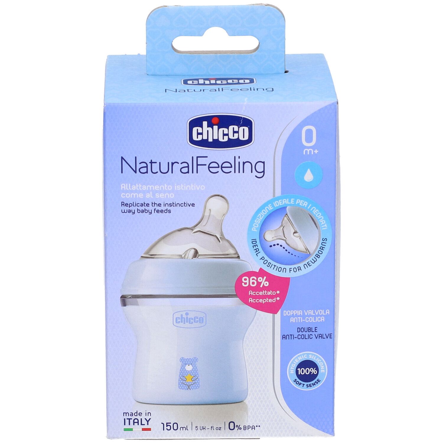 Biberon blu chiaro in confezione. Tettarella trasparente. Marchio Chicco, NaturalFeeling. Informazioni sul prodotto sulla confezione.