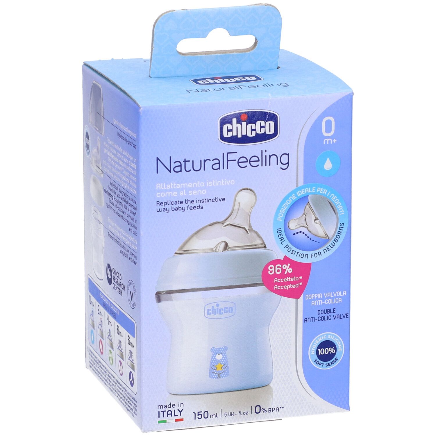 Biberon blu chiaro in confezione. Tettarella trasparente. Marchio Chicco, NaturalFeeling. Informazioni sul prodotto sulla confezione.