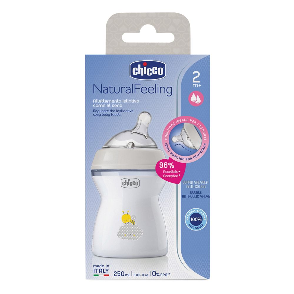 Biberon Chicco NaturalFeeling in confezione. Scritte: 2m+, 250ml. Include: tettarella, corpo biberon, coperchio.