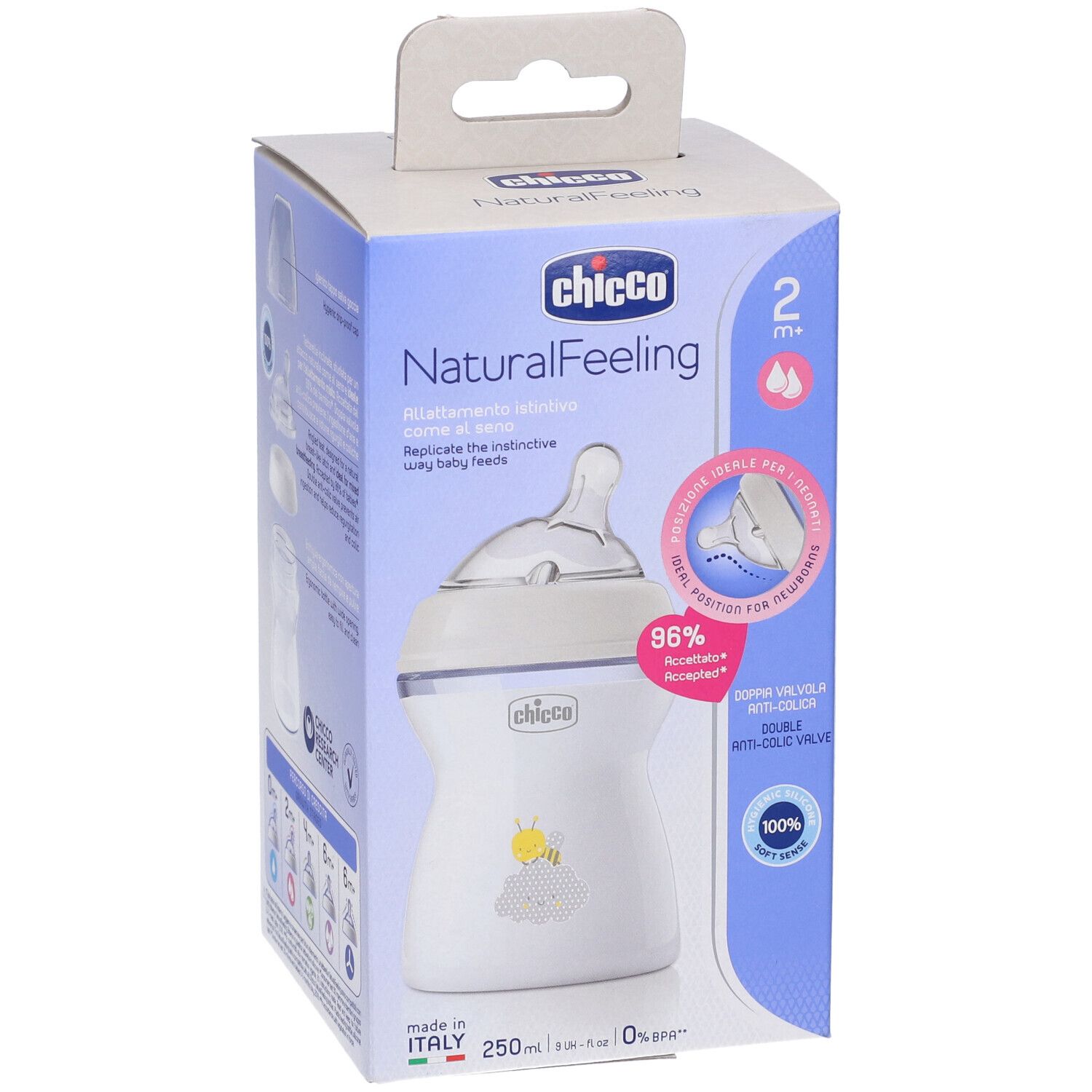Biberon Chicco NaturalFeeling in confezione. Scritte: 2m+, 250ml. Include: tettarella, corpo biberon, coperchio.