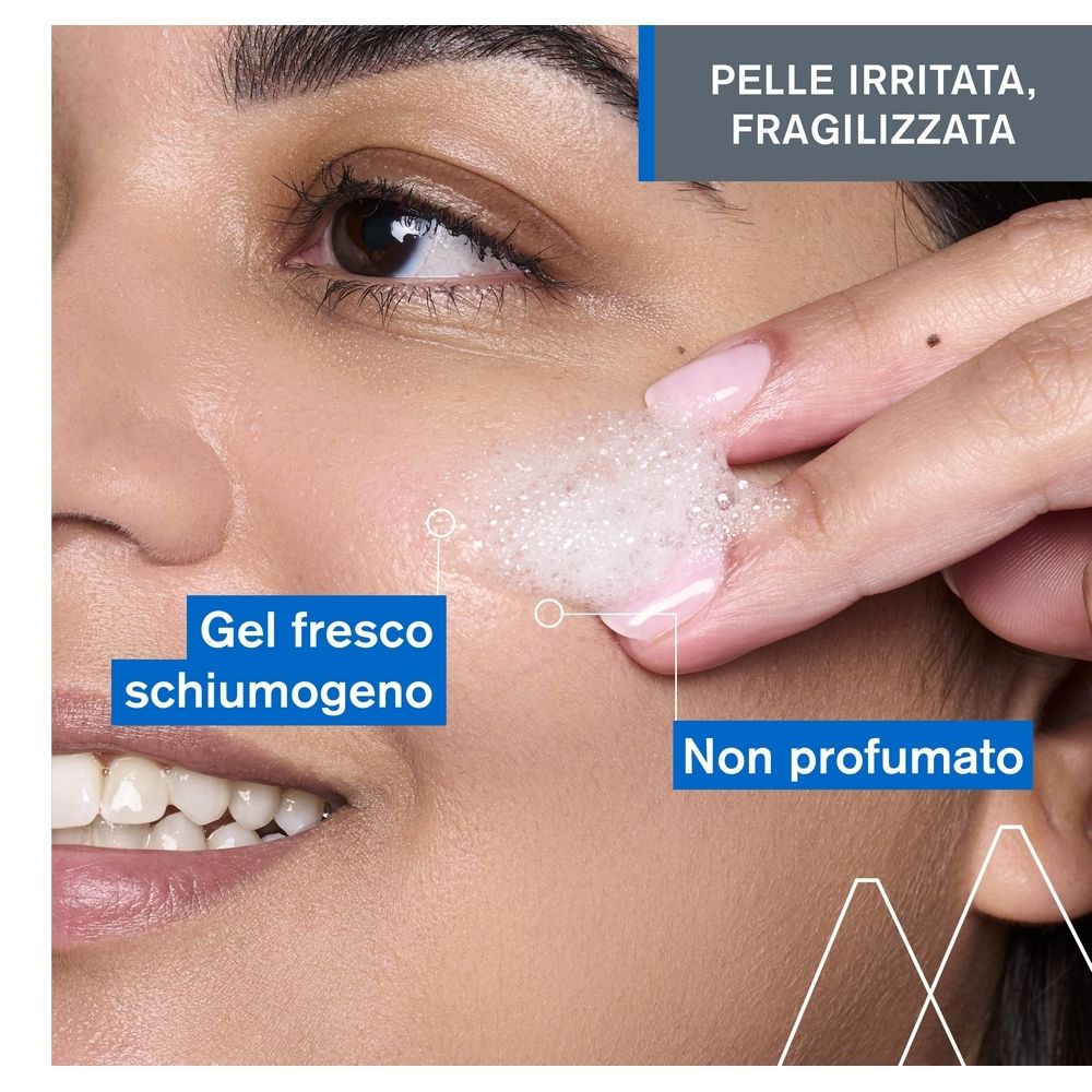 Primo piano di una persona che applica gel sulla pelle. Testo: 'Gel fresco schiumogeno' e 'Non profumato'.
