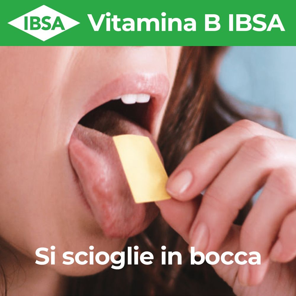 Persona che mette un film IBSA Vitamina B sulla lingua. Il film si scioglie in bocca.