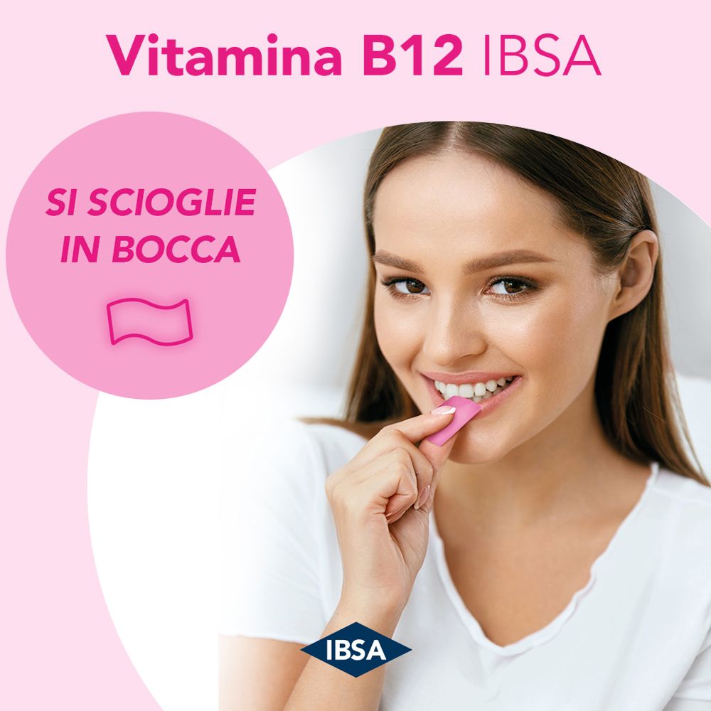 Donna prende film rosa di Vitamina B12 IBSA in bocca. Testo: Si scioglie in bocca.
