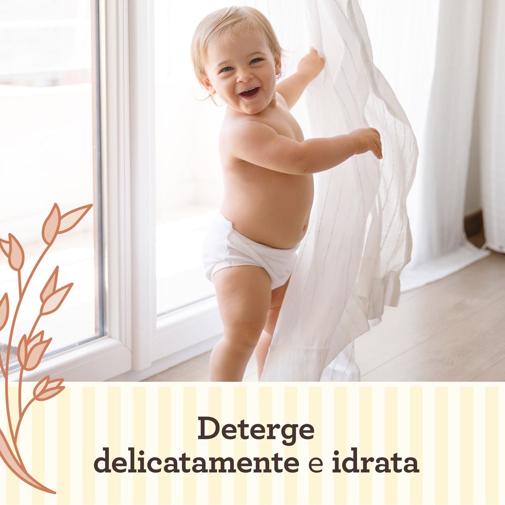 Bambino piccolo davanti alla finestra. Testo: Deterge delicatamente e idrata.