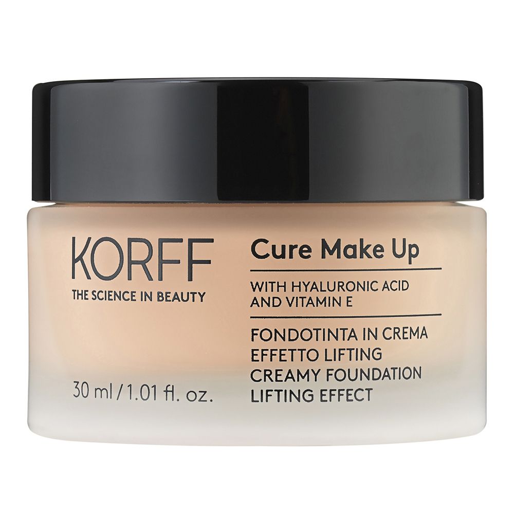 Fondotinta in crema KORFF Cure Make Up. Flacone in vetro beige, coperchio nero. Testo: Con acido ialuronico e vitamina E. 30 ml.