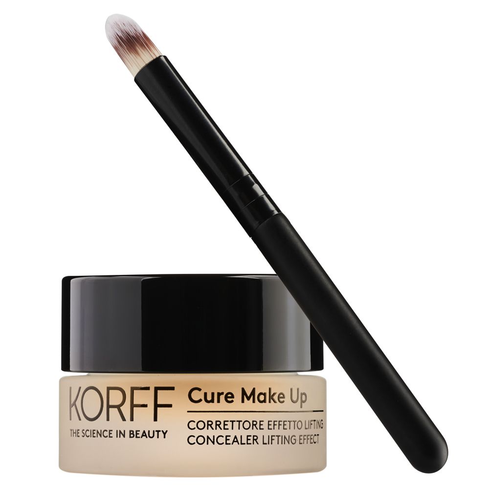 Correttore KORFF Cure Make Up e pennello. Pennello con manico nero e setole marroni chiare. Scritte: KORFF, Cure Make Up.